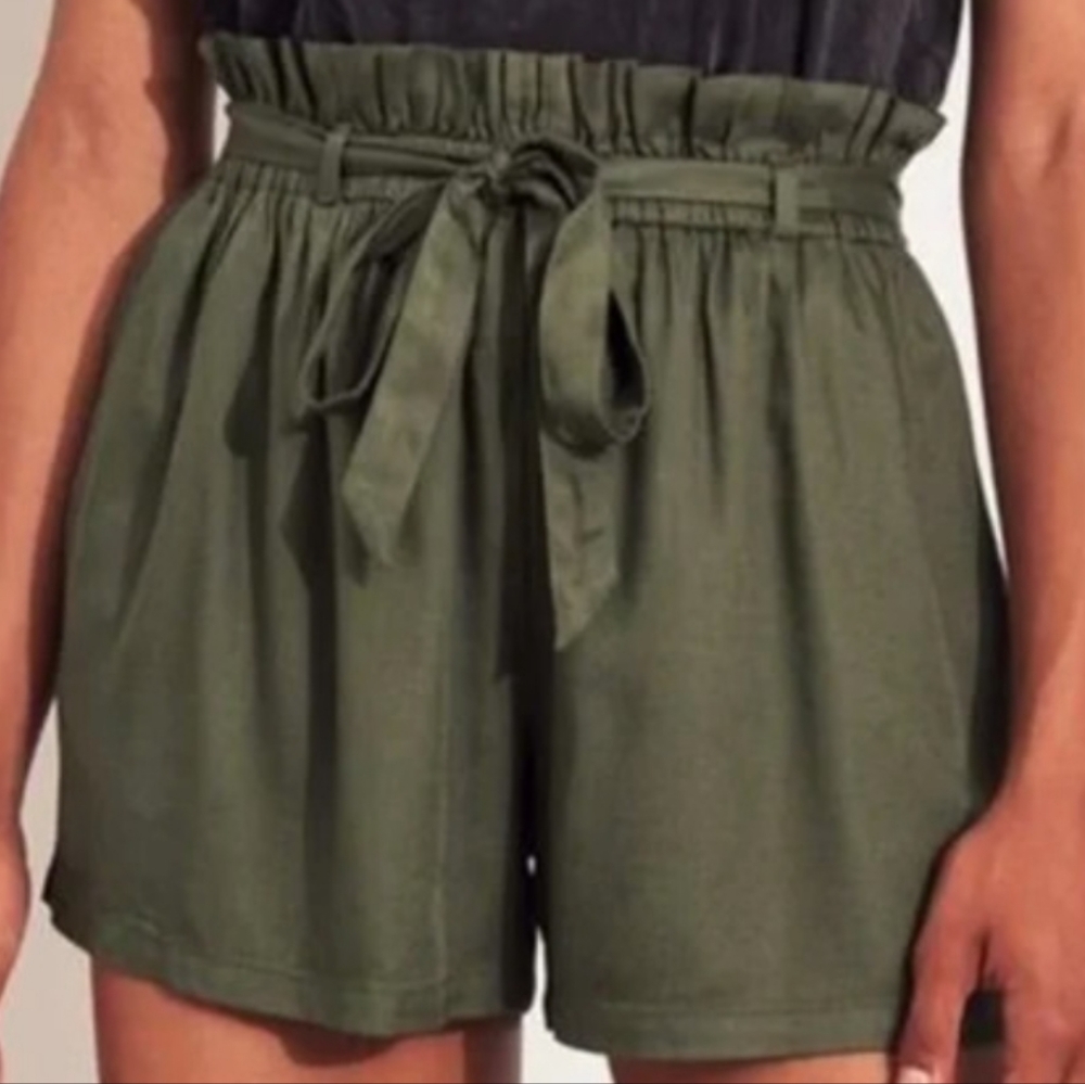 Hollister army green high waisted size small womans shorts